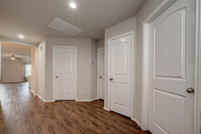 Building Photo - 14004 Lake Cres Dr