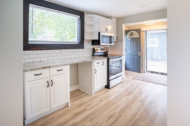 Kitchen with granite counters! - 222 6th Ave SE