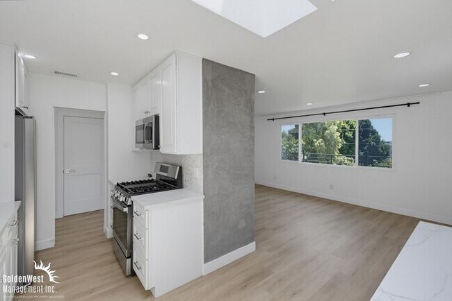 Building Photo - Stylishly Updated 3Bdm 2Ba Main Home in San Diego - MI Special!