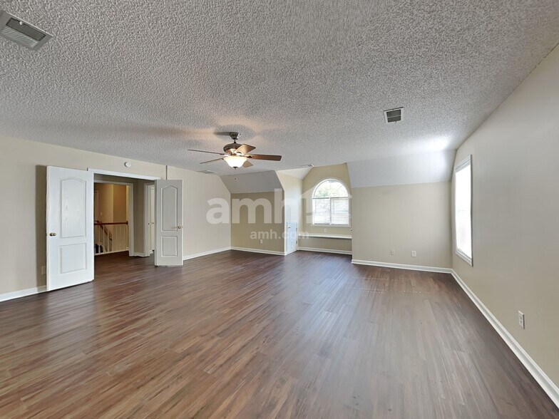 Building Photo - 241 Hunters Chase