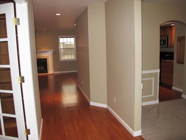 Building Photo - ***PENDING APPLICATIONS***4BD/3BA Home wit...