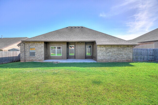 Building Photo - 1713 Pinewood Dr