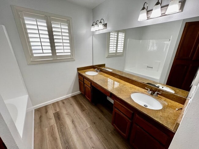 Building Photo - Great 3B/2BA House in Escondido w/ AC & At...