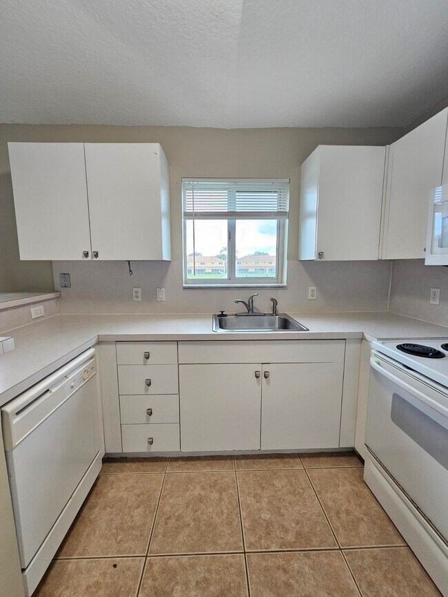 Building Photo - 3490 Briar Bay Blvd