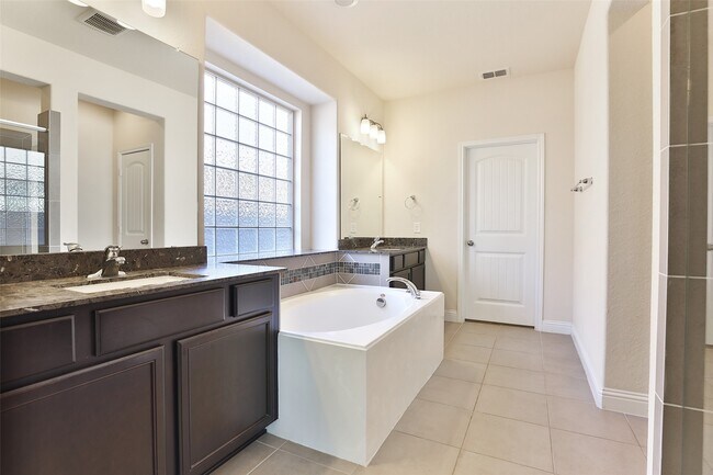 Building Photo - 2215 Tonkawa Trl