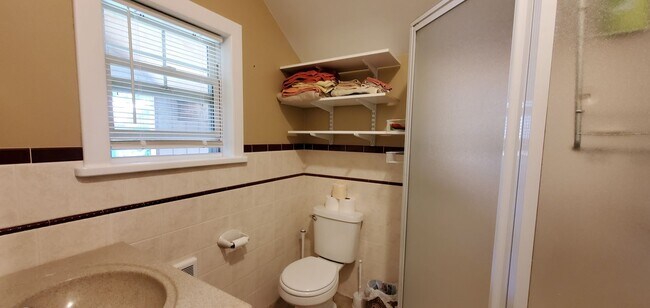 Building Photo - Charming Over-the-Garage Studio Apartment