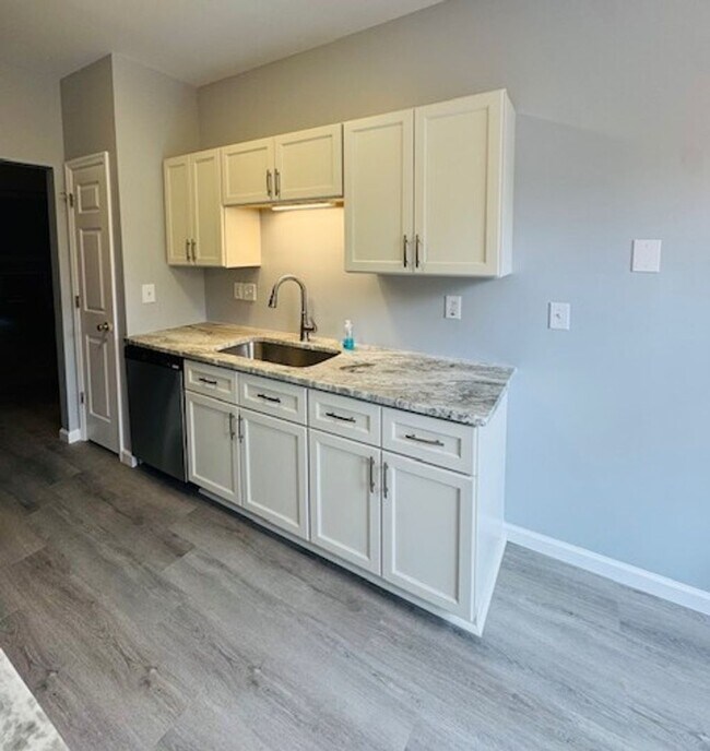 Building Photo - CORNERSTONE ~ RENOVATED CONDO ~ 2 BED, 2 B...