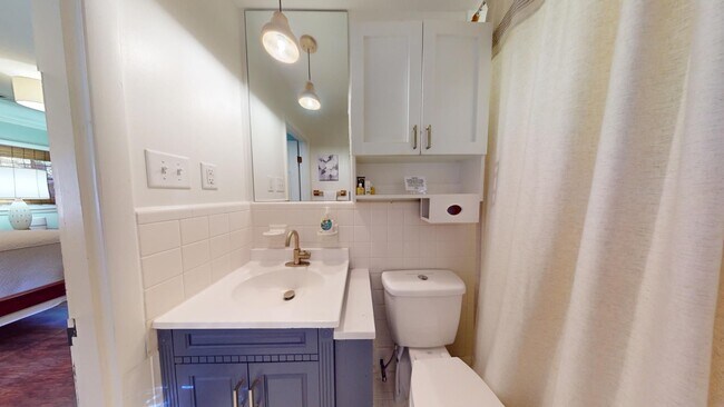 Building Photo - Super Cute One Level Home 1 mile from Toom...