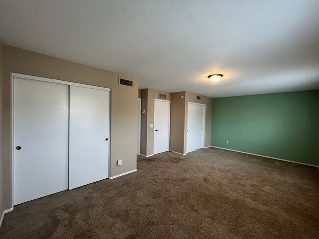Building Photo - 4 Bedroom Home Near N McQueen Rd and E Cha...