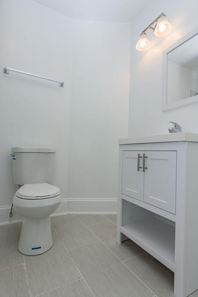 Building Photo - 2 bedroom in Chicago IL 60637