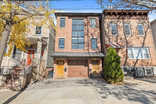 Primary Photo - 94 Leonard St