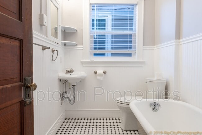 Building Photo - 616 NW 22nd Ave