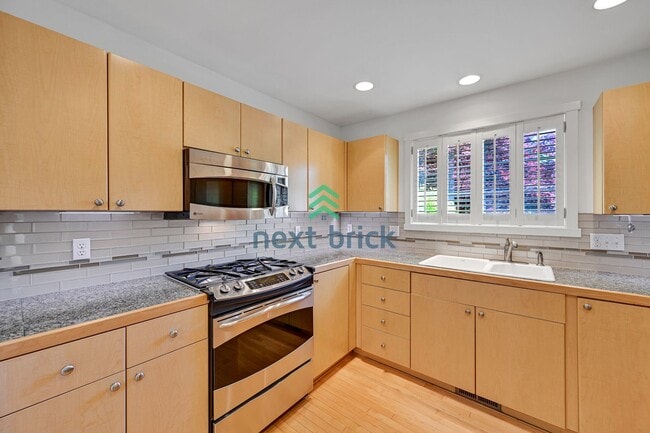 Building Photo - 3 BED & 2.5 BATH Town house FOR RENT
