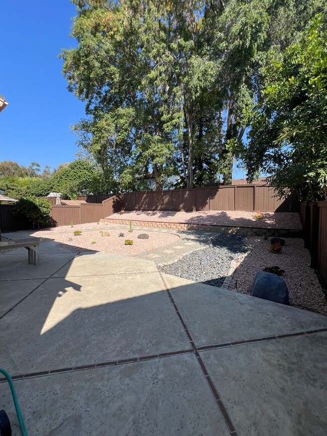 Building Photo - Lake Forest House with 4 bed 2 bath plus loft