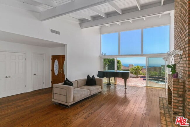 Building Photo - 1175 Las Pulgas Pl