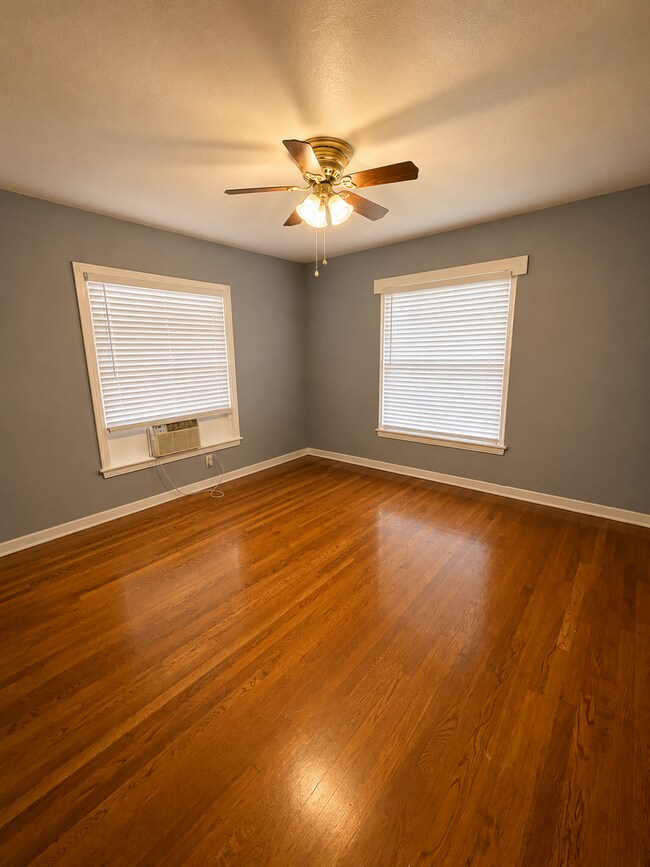 Building Photo - Alamo Heights Townhome