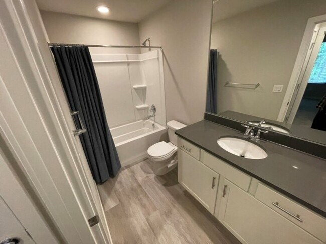 Building Photo - 4bd/3.5ba Lynnwood Townhouse