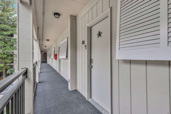 Building Photo - 23 S Forest Beach Dr