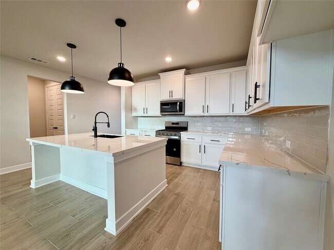 Building Photo - 1111 Luna Dr