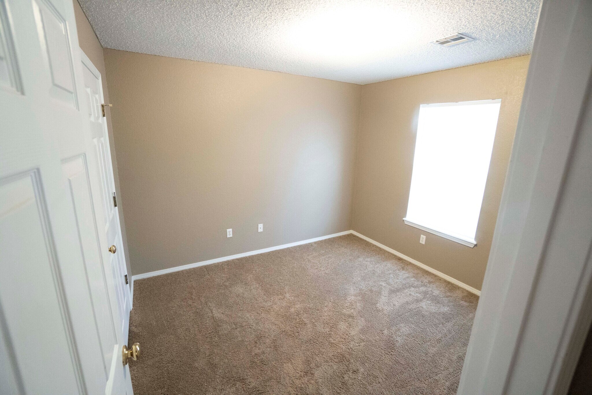Building Photo - 1172 S Pepper Tree Ln