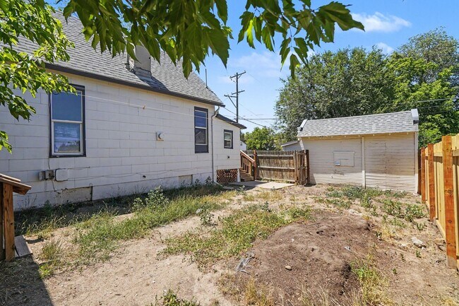 Building Photo - Charming 2 Bed / 1 Bath Duplex with Private Yard & Off-Street Parking