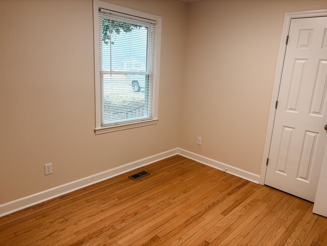 Building Photo - 609 E Chelly St