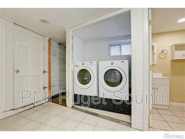 Building Photo - 1108 S Ridgewood Ave