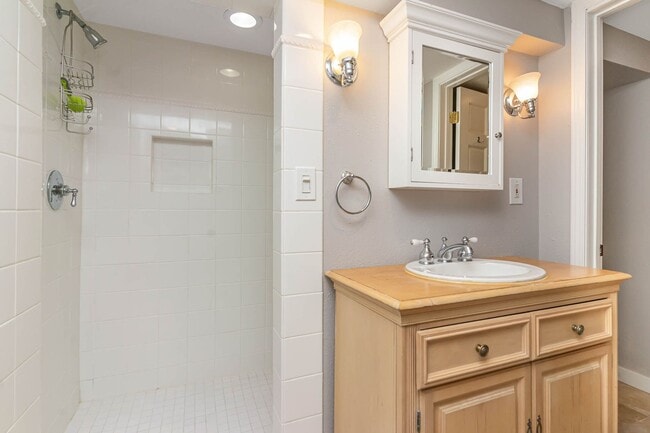 Building Photo - 3Bd/1.75Ba Kirkland Home