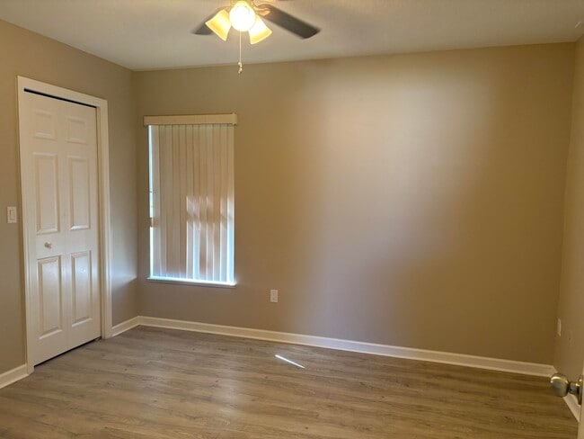 Building Photo - 4497 SW Gadshaw Rd