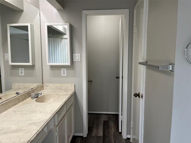 Building Photo - 1722 Sullins Way