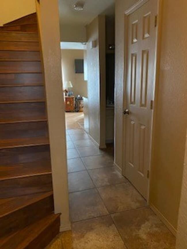 Building Photo - Furnished 2 bedroom 2 bath Loft Style Open...