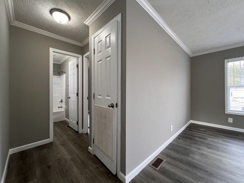 Building Photo - 146 W Sourwood Dr