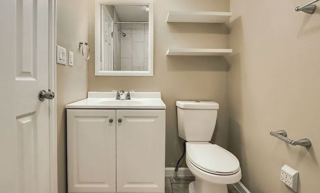 Building Photo - Charming & Spacious 5-Bedroom Home! Detach...