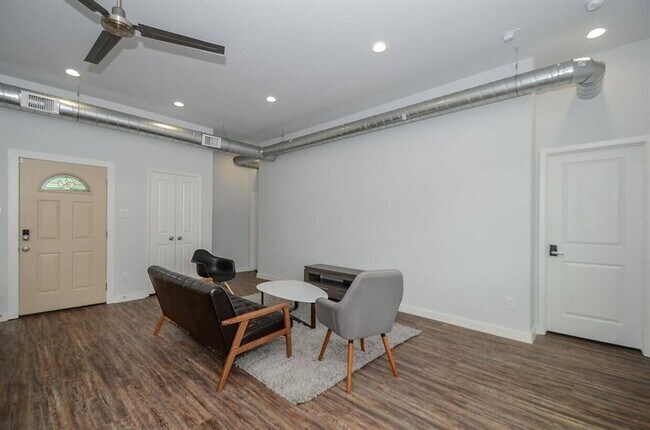 Building Photo - 3426 Tuam St