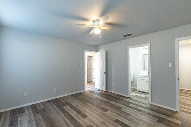 Building Photo - 1104 N Englewood Ave