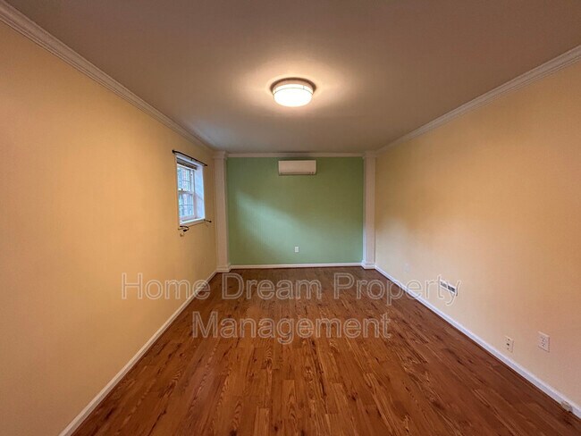 Building Photo - 836 Salem Dr