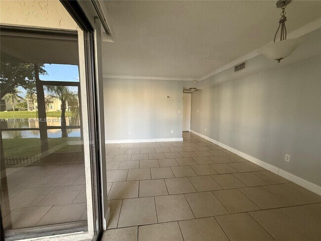 Building Photo - 1071 Adams Ave