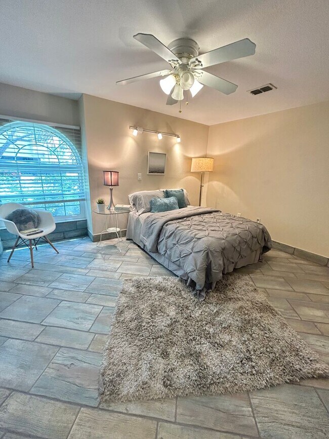 Building Photo - Gorgeous 3 Bed/3 Bath in Tranquil Gated Co...