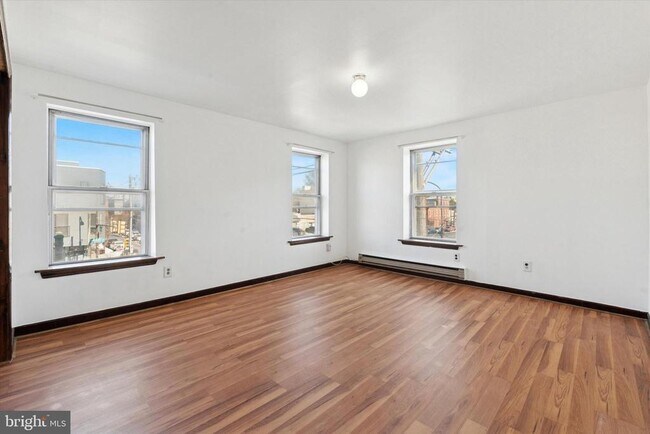 Building Photo - 632 E Girard Ave