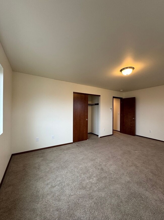 Building Photo - Spacious 5-Bedroom Home with Fenced Yard & Oversized Garage