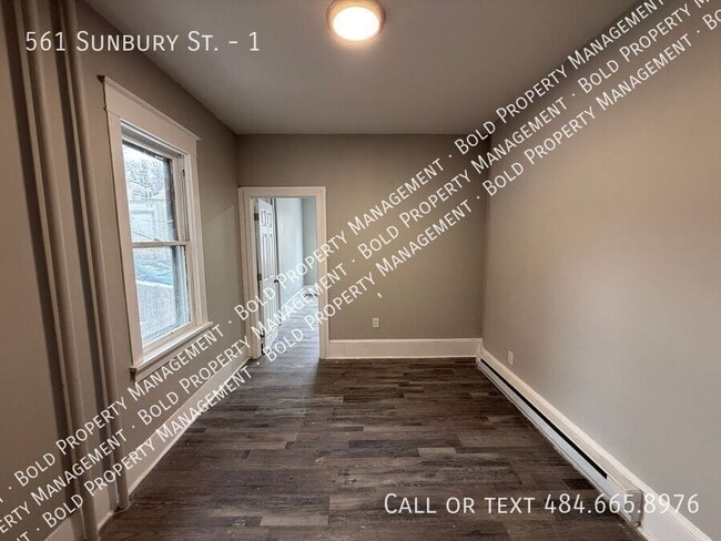 Building Photo - 561 Sunbury St