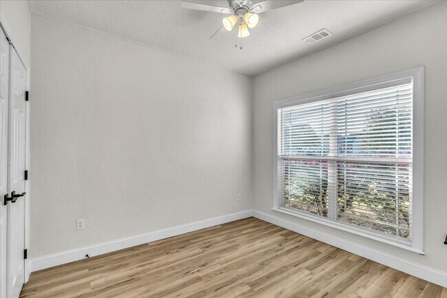 Building Photo - Completely Renovated 4 Bed/2 Bath in White...