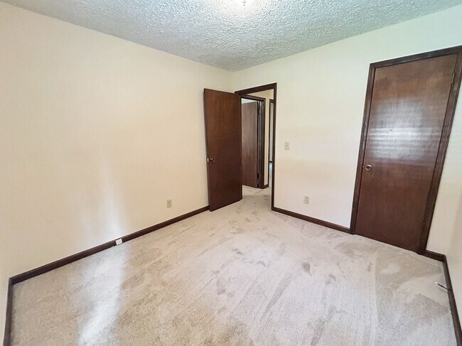Building Photo - 2491 Annandale Dr