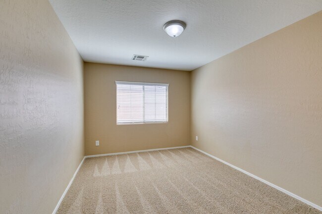 Building Photo - GORGEOUS 2 STORY HOME*4 BEDROOMS*TONS OF U...