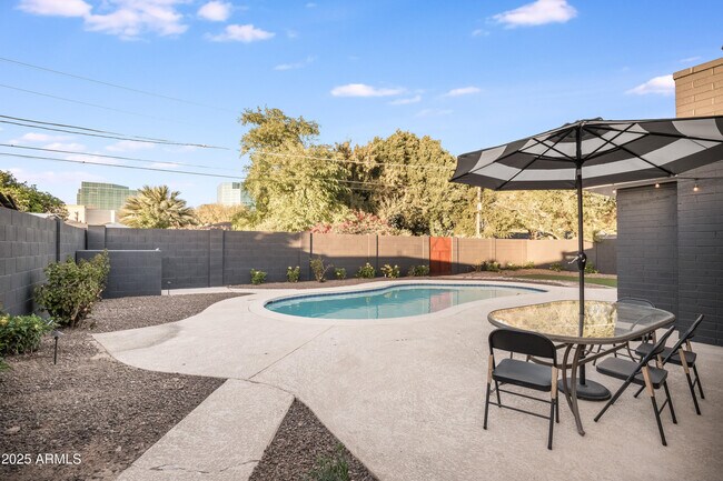 Building Photo - 2532 E Highland Ave