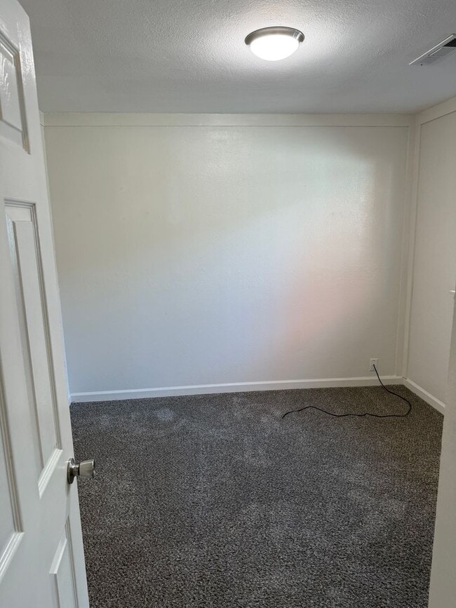 Building Photo - 3-bedroom, 2-bathroom home in Redding Updated Interior!