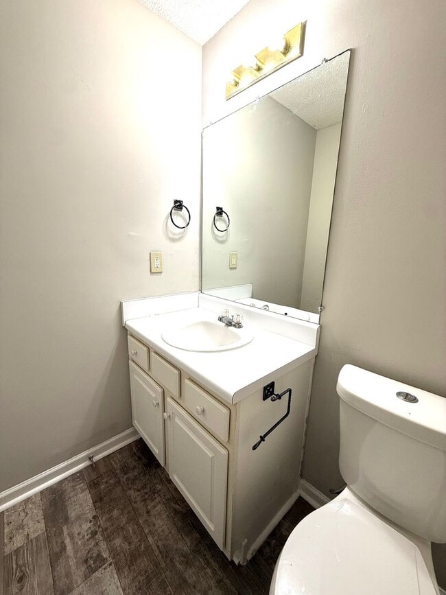 Building Photo - 2 bed 2 bath townhome