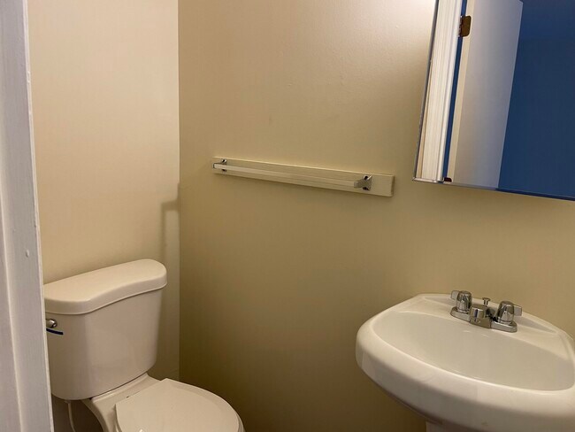 Building Photo - 697 Fox Haven Dr