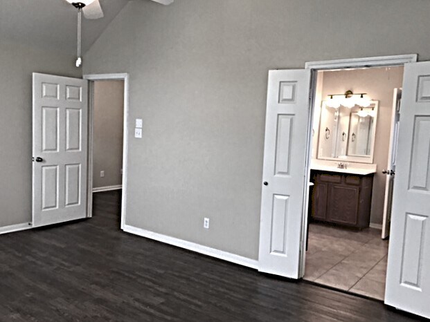Building Photo - 9435 Spring Miller Dr