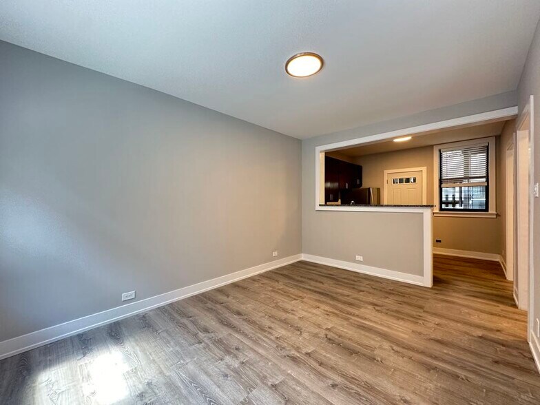 Building Photo - 4410 N Wolcott Ave
